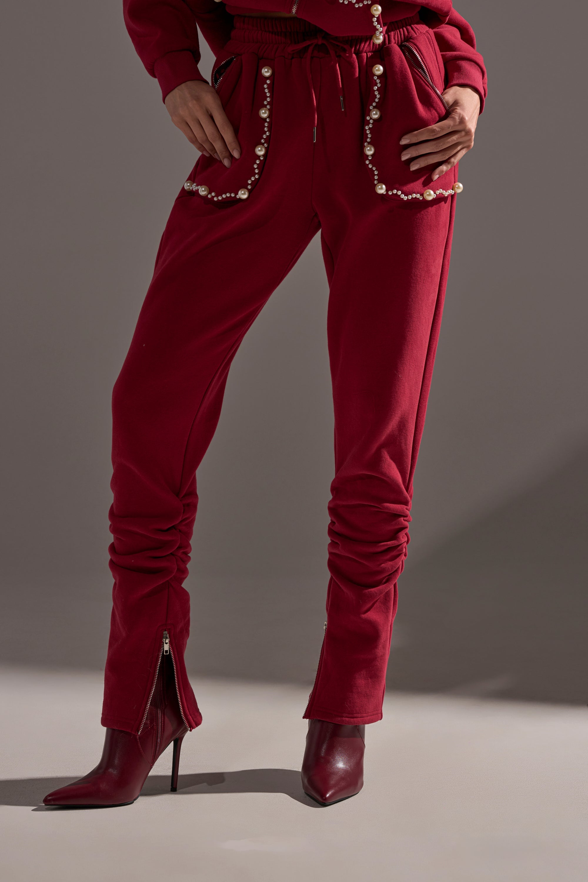 COZY HOLIDAY PEARL JOGGER IN BURGUNDY