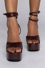 AZALEA WANG WAKE THE NEIGHBORS CHUNKY SANDAL IN NUDE CROC