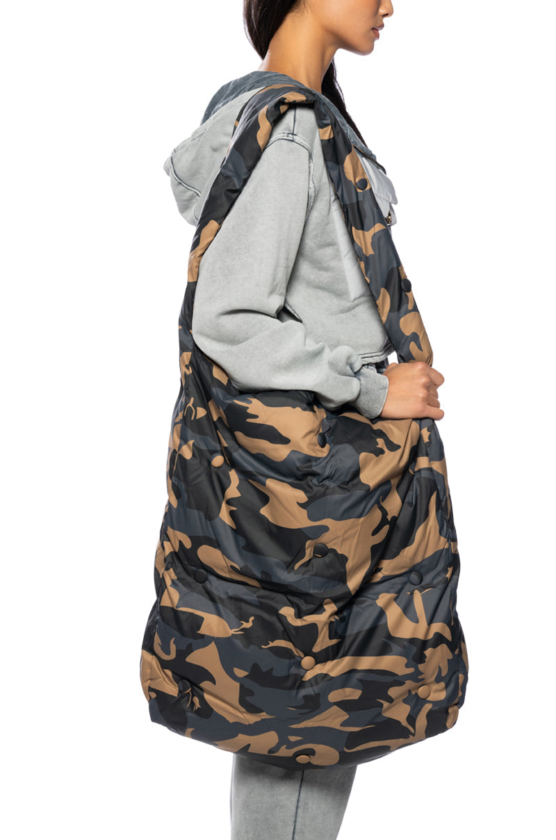 CAMPING TUFTED PUFFER TOTE IN CAMO
