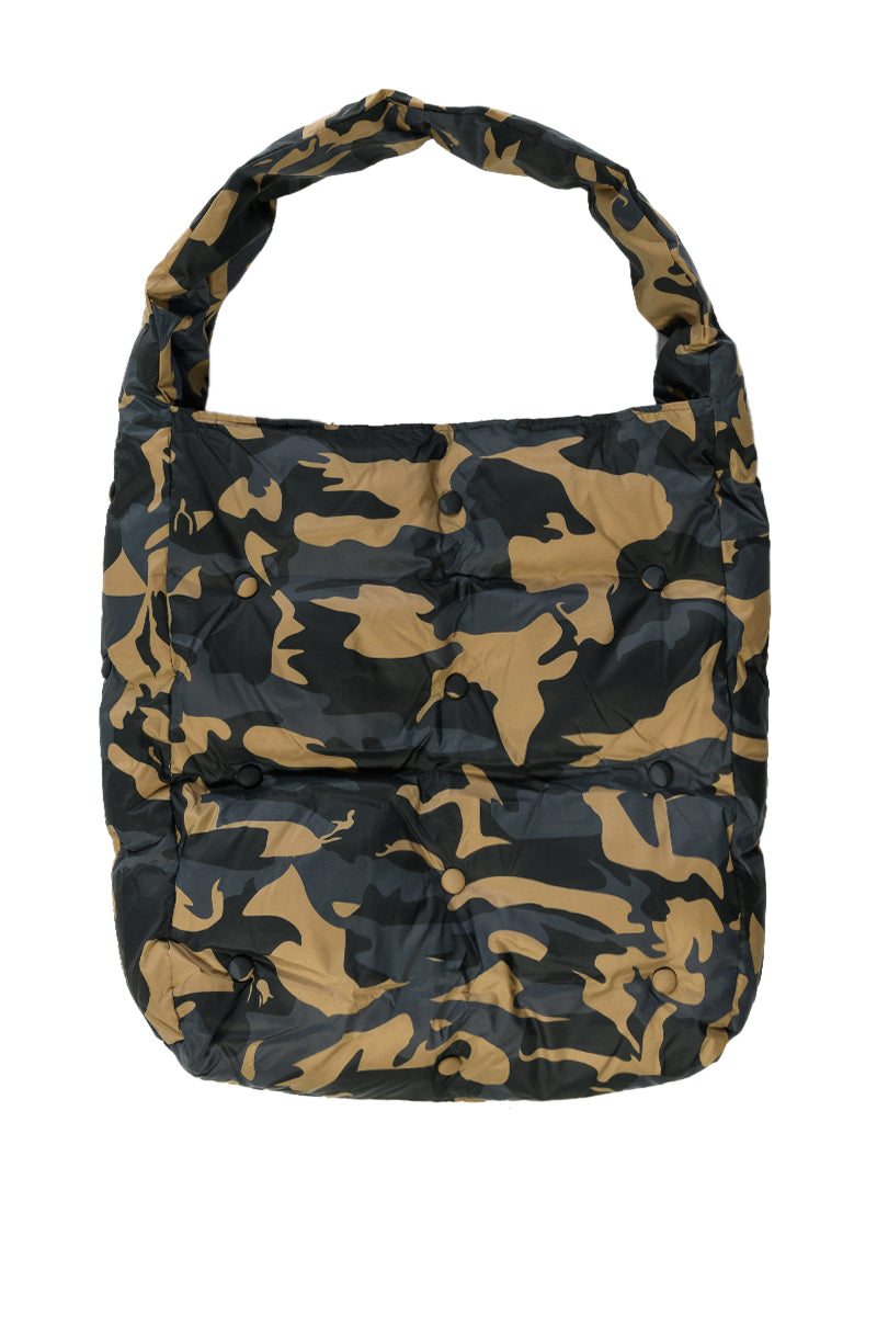 CAMPING TUFTED PUFFER TOTE IN CAMO