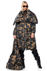 CAMPING TUFTED PUFFER TOTE IN CAMO