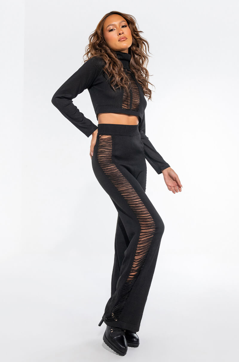 DISTRESS DETAIL CROP TURTLENECK SWEATER